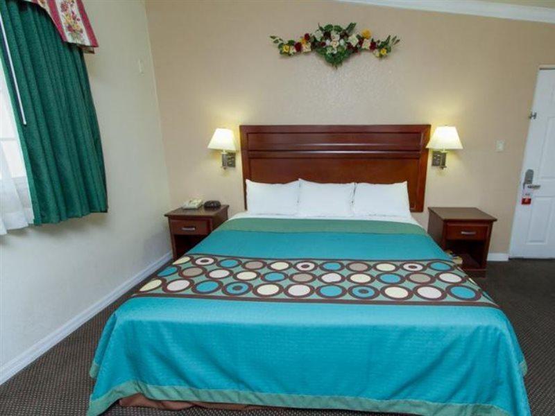 Surestay By Best Western Fresno Central Exterior photo
