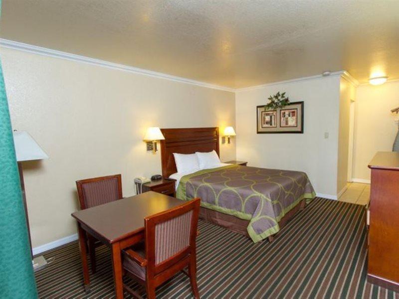 Surestay By Best Western Fresno Central Exterior photo