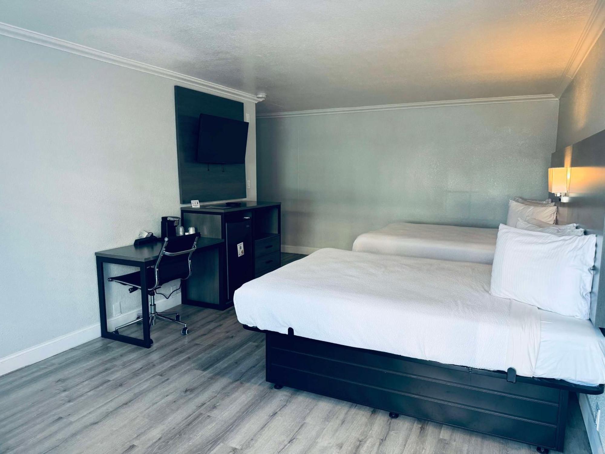 Surestay By Best Western Fresno Central Exterior photo