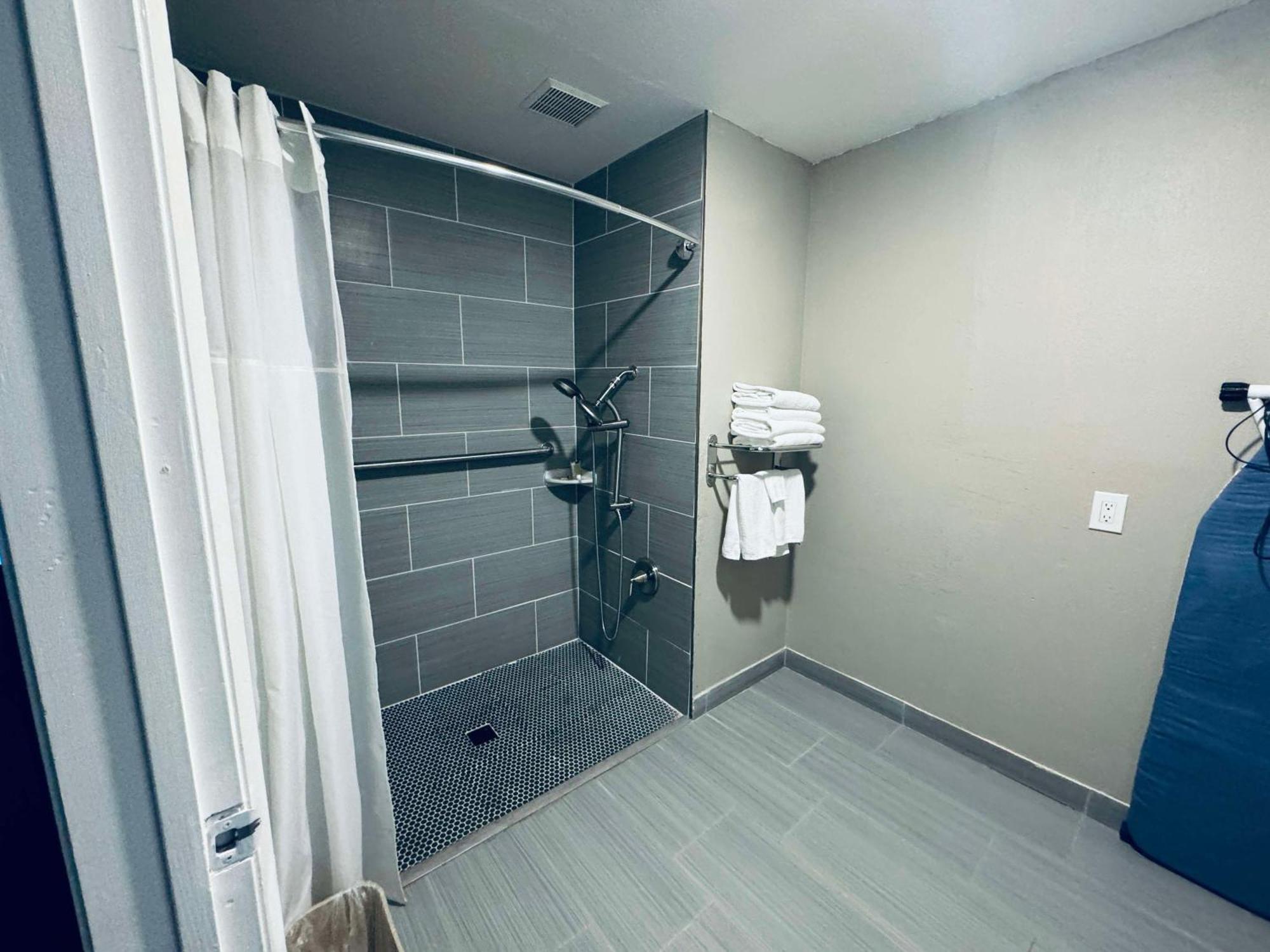 Surestay By Best Western Fresno Central Exterior photo