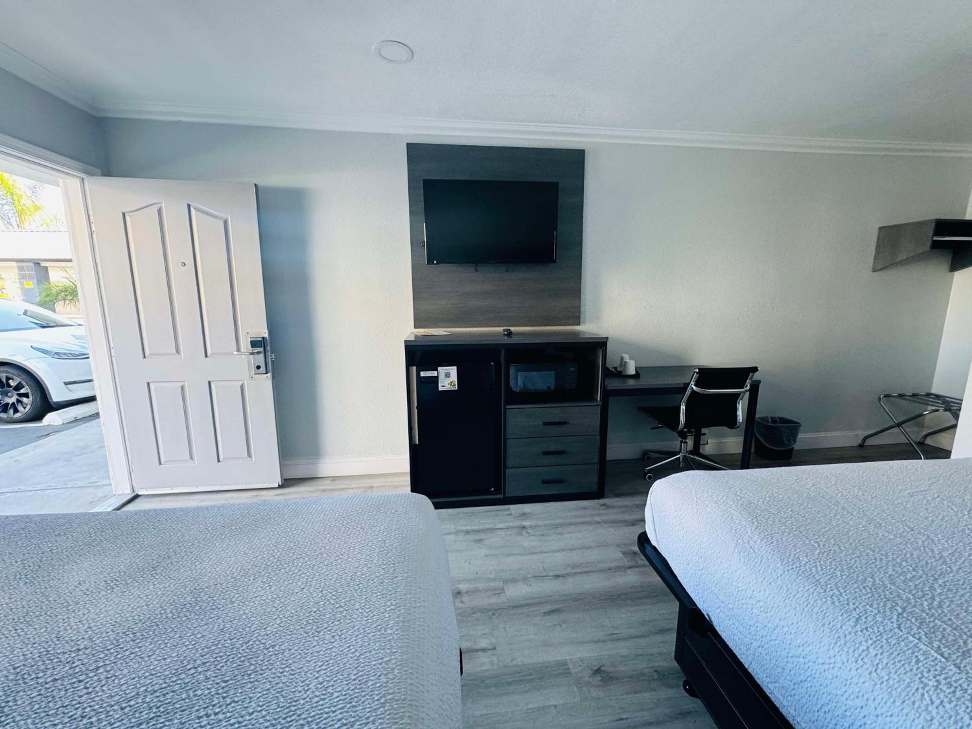 Surestay By Best Western Fresno Central Exterior photo
