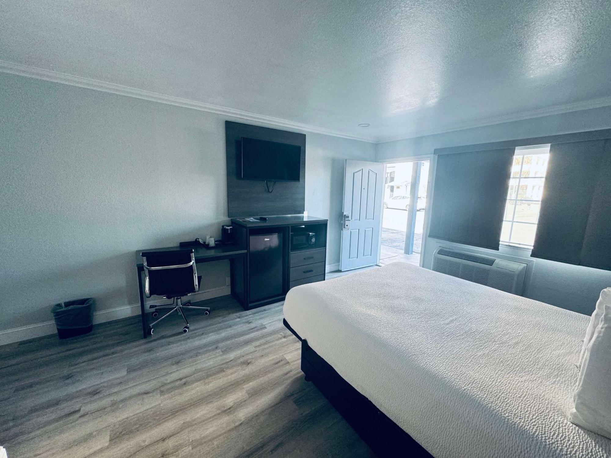 Surestay By Best Western Fresno Central Exterior photo
