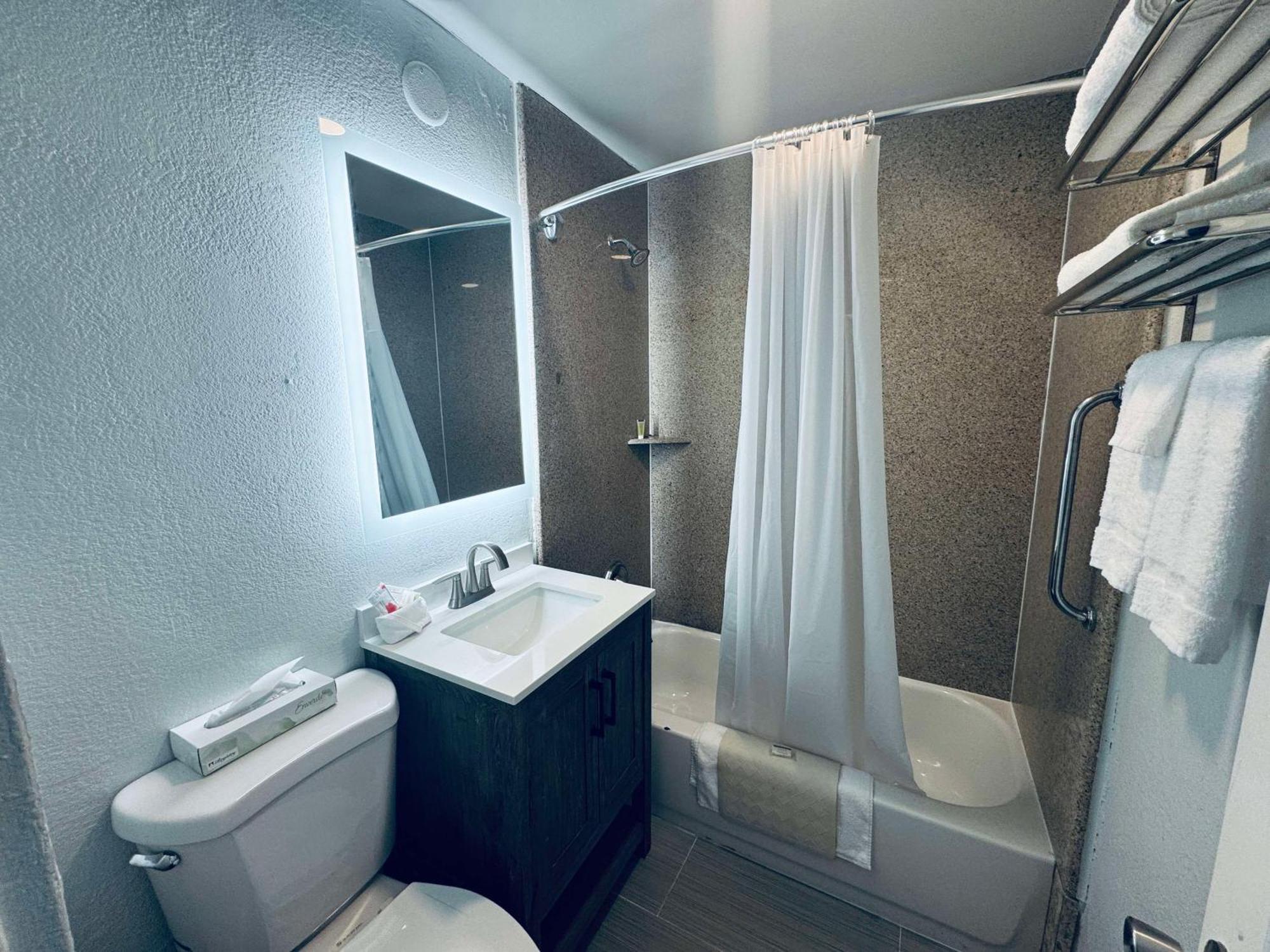 Surestay By Best Western Fresno Central Exterior photo