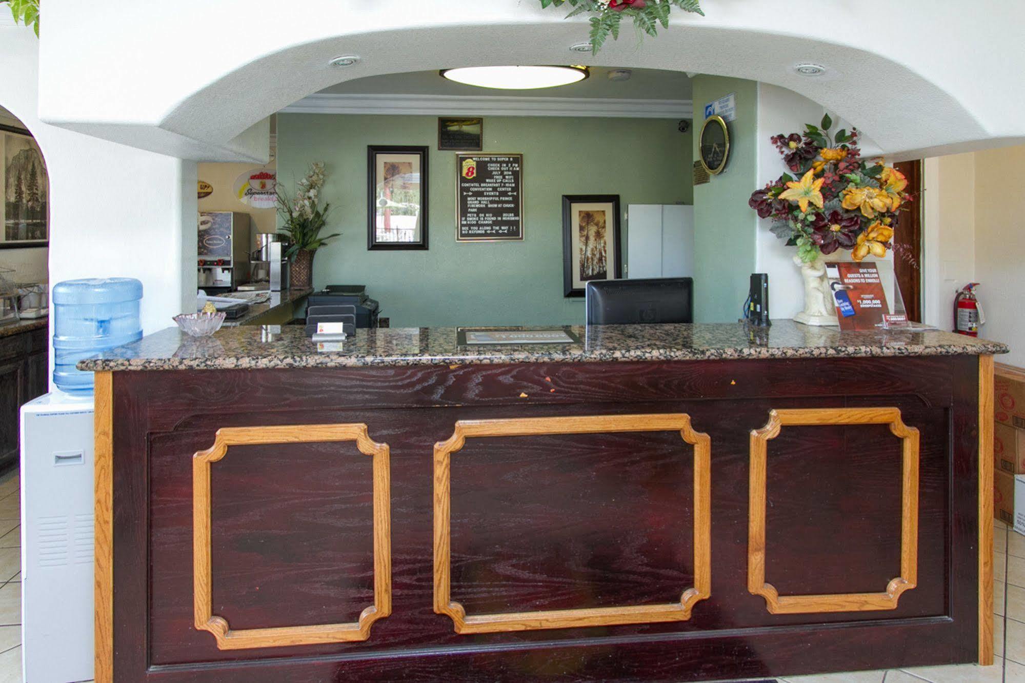 Surestay By Best Western Fresno Central Exterior photo